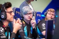 前LOL人气选手下(xià)海，变身福(fú)利姬收费明码标價(jià)，开发全新致富路？