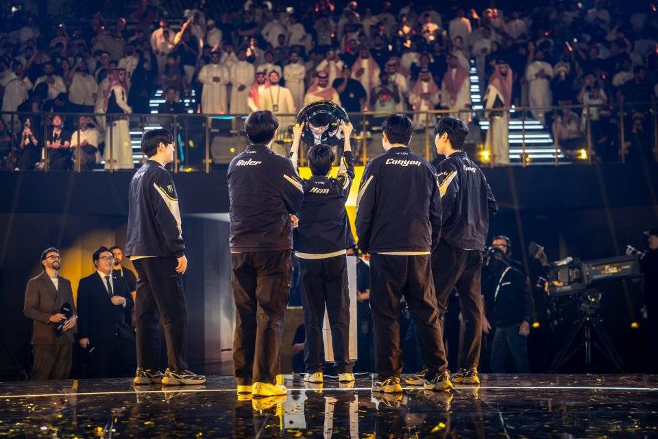 CNCS迎来了久违的冠军!CN.LOL什么时候才能重铸荣光?