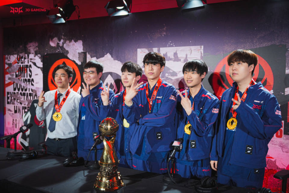 CNCS迎来了久违的冠军!CN.LOL什么时候才能重铸荣光?