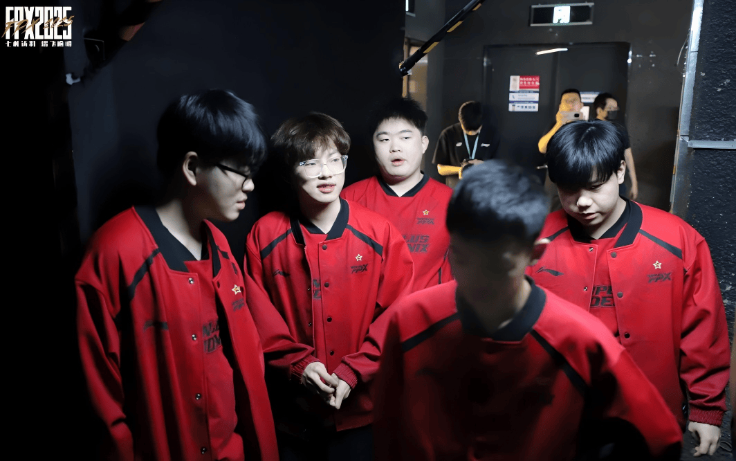 鱼死网破!LPL一黑马战队被曝选手内斗,中单心态已炸