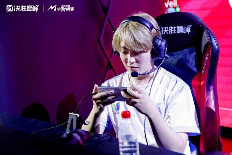 北青报专访决胜巅峰职业选手fishgod:经历了换项目、打职业被孤立,终成三冠选手